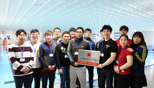 재단법인 화성시문화재단은 동탄복합문화센터 수영장이 공공체육시설 최초로 '생존수영 안전 교육시설'로 인증을 받았다고 20일 밝혔다. 생존을 위한 초등학생 수상안전·안전수영 교육이 전국적으로 확대됨에 따라 생존수영 교육시설의 위생 및 안전에 대한 문제가 대두하고 있는 때에 동탄복합문화센터 수영장이 대한생존수영협회로부터 '교육수영장 안전인증제'를 거쳐 생존수영 안전 교육시설로 인증을 받은 것이다. 화성시문화재단 제공